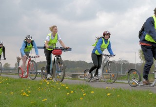 (deel) ons stepteam langs de IJssel in flink temp!